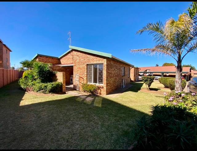 2 BEDROOM TOWNHOUSE FOR SALE IN GROBLERPARK